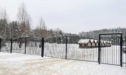 Декоративный металлический забор в Музее-заповеднике им. Пушкина