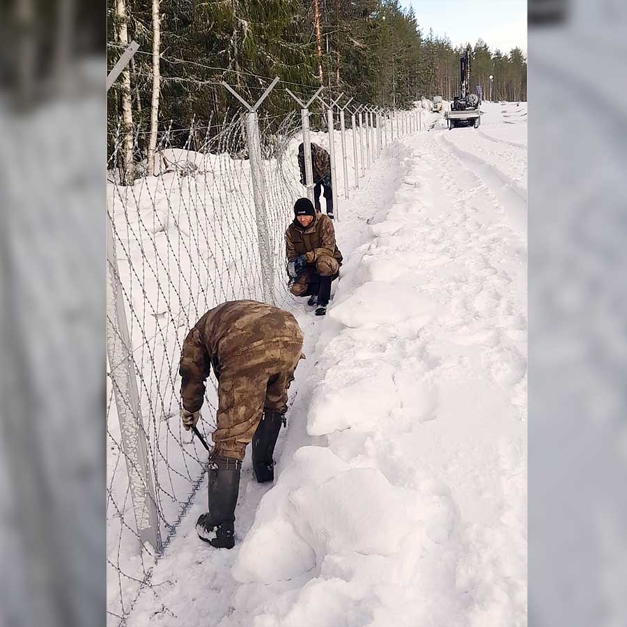Установка ленты колкой стальной Рапира в качестве противоподкопного заграждения