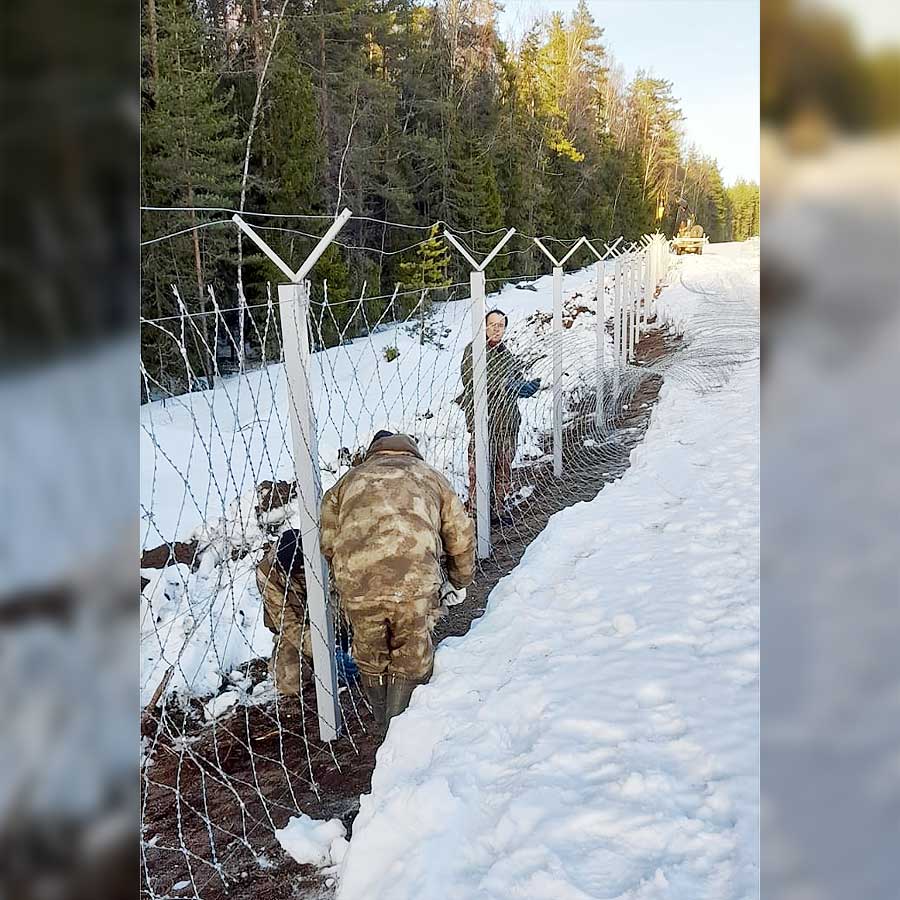 Установка ленты колкой стальной Рапира в качестве противоподкопного заграждения