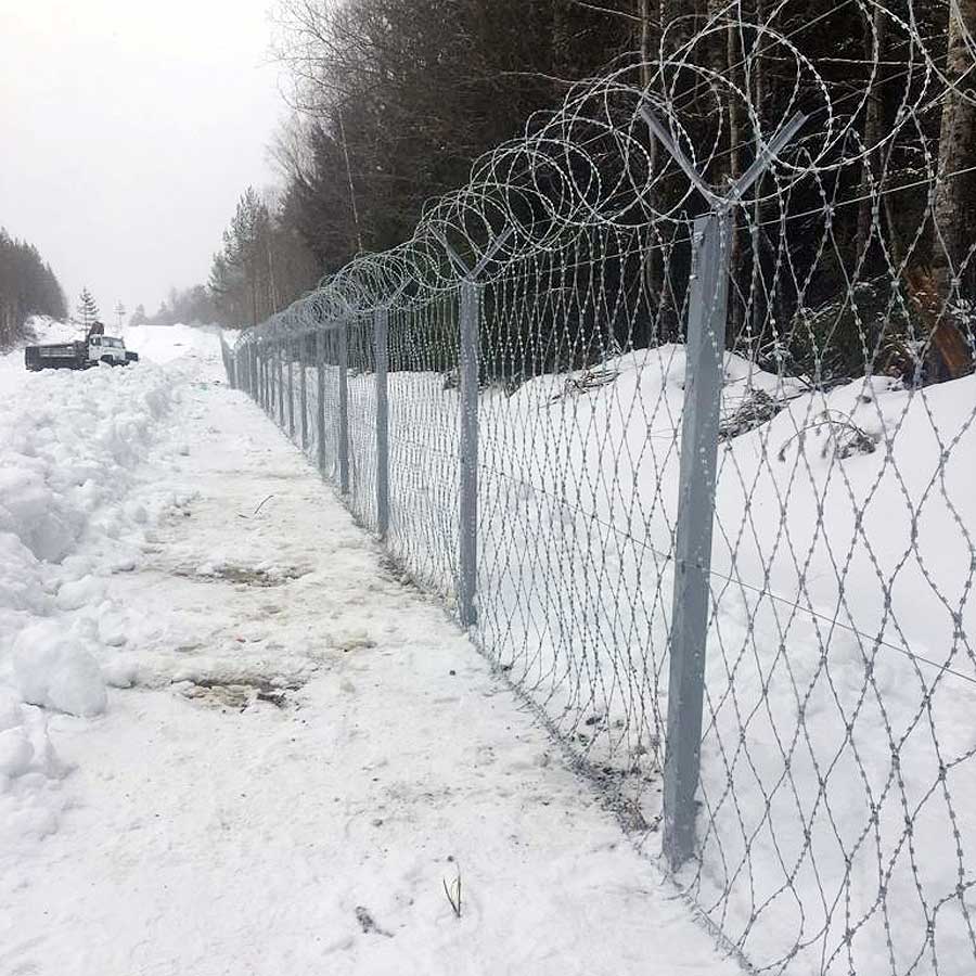 Смонтированное заграждение из ПКЛЗ и спирального барьера безопасности СББ