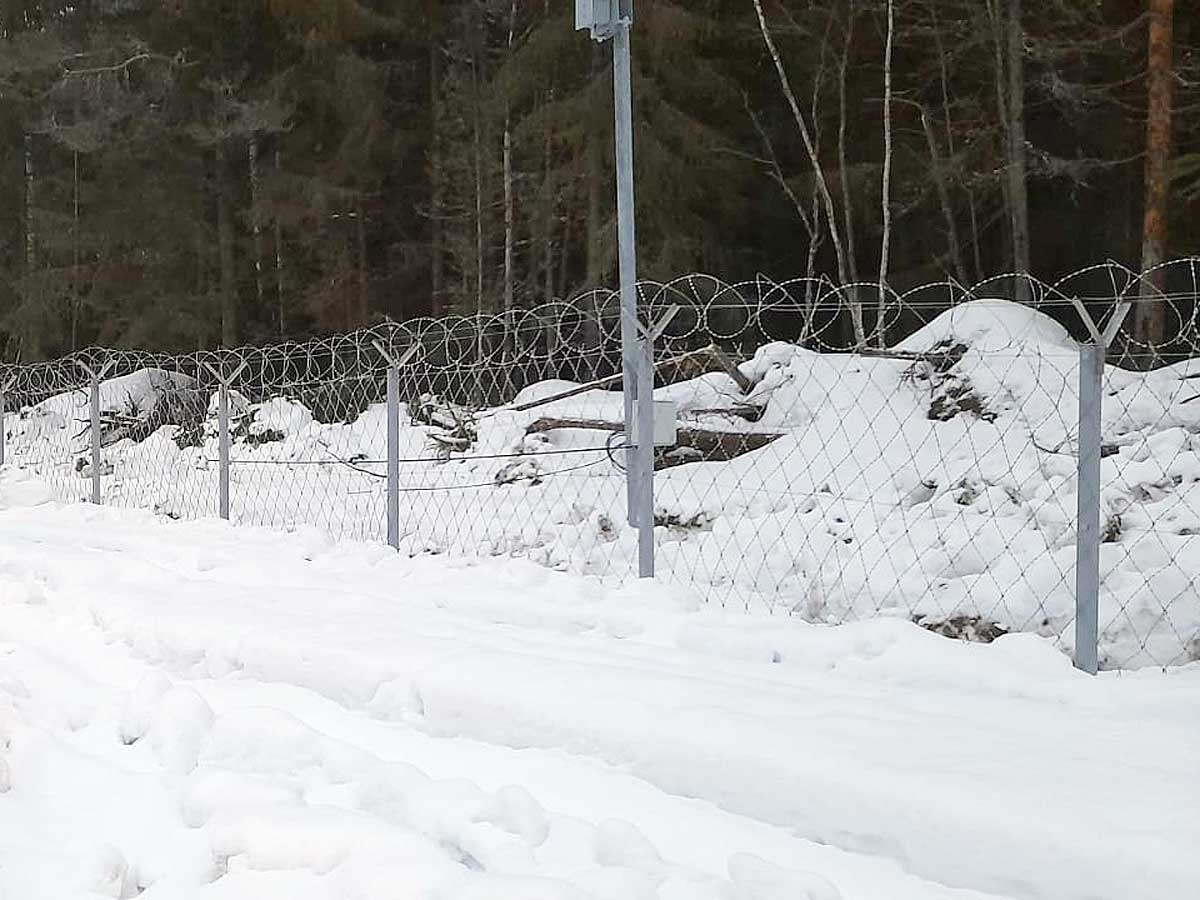 Смонтированное заграждение из ПКЛЗ и спирального барьера безопасности СББ