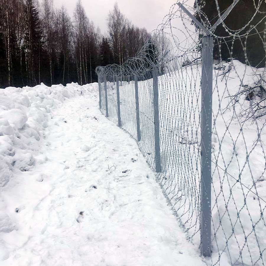 Смонтированное заграждение из ПКЛЗ и спирального барьера безопасности СББ