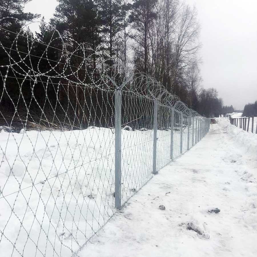 Смонтированное заграждение из ПКЛЗ и спирального барьера безопасности СББ