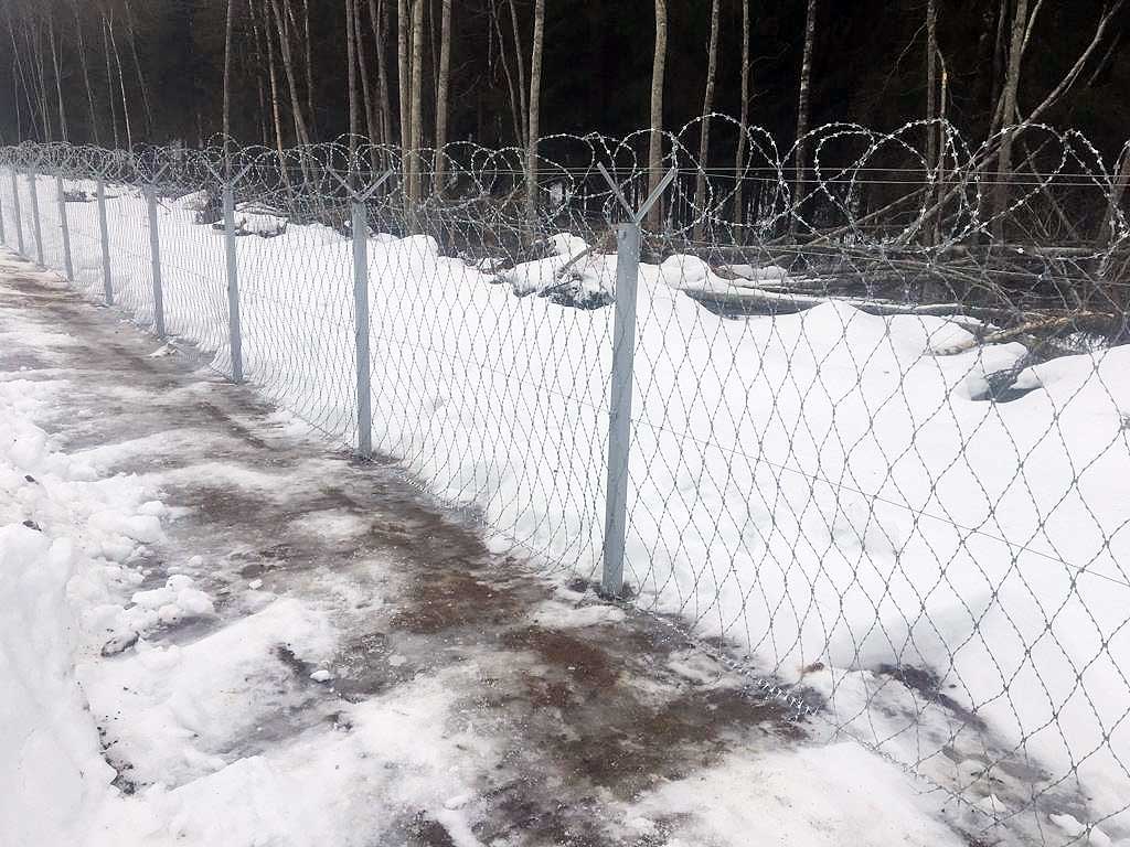 Смонтированное заграждение из ПКЛЗ и спирального барьера безопасности СББ